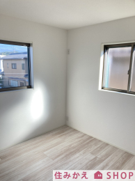 洋室 2階のお部屋は二面採光でお部屋の明るさをアップしています。窓を開けることで空気の入れ替えも早くできるのでお掃除のときにも気持ちが良いですね。
