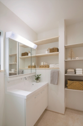 洗面台・洗面所 調理器具や食品の保管ができるパントリー。棚の高さを変えられるので、さまざまなサイズのものの収納に対応します。（施工例写真）