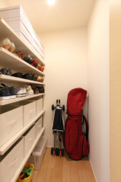 収納 靴や傘、ベビーカーなどの収納に便利な玄関クローク。散らかりがちな玄関をすっきりと保ち、いつでも気持ちよくお客さまを迎えられます。（施工例写真）