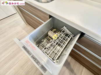 収納 調理器具や食品の保管ができるパントリー。棚の高さを変えられるので、さまざまなサイズのものの収納に対応します。（施工例写真）