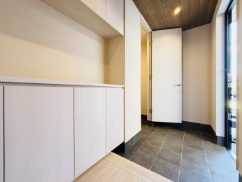  �A�[�X�J���[����Ƃ��������������f�U�C���B
��e�ʂ̑�zBOX�������B