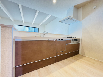  1�x�ɂ�������̃��j���[������3���R�����t�̃V�X�e���L�b�`���B�H��@�t���̂��߁A�H��̐􂢕����y�X�ł��B