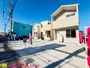 ���n�O�ώʐ^ ���ꂼ��\��̈قȂ�A�[�X�J���[�̊X���݁i2025�N12���B�e�j