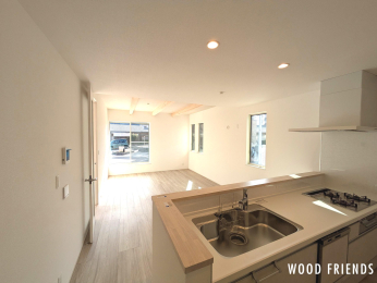  �Ƒ��Ƃ̉�b���͂��ށA�J��������L�b�`���ł��B