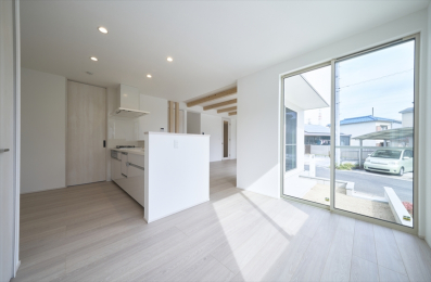  ���r���O�ƃ_�C�j���O�����ꂼ��Ɨ����p�ł��邽�߁A�Ƌ�̔z�u�␮�ڂ����₷���������X�b�L�����o�ł��܂��B