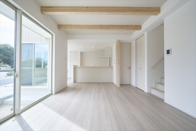  ���r���O�K�i�͉Ƒ��Ƃ̃R�~���j�P�[�V�������L�x�Ɏ��܂��B��g�[�������C�ɂȂ���ɂ́A��p�̃��[���J�[�e��������Ă������܂��B