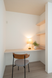  �m���ɐݒu���ꂽ���[�N�X�y�[�X�ŁA�Ƒ��̃��C�t�X�^�C���ɍ��킹�����p�r�̎g�������\�ł��B