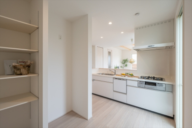  �L�b�`�����̃p���g���[�ɂ͐H���i����p�i�𑽂��X�g�b�N�ł��A�������ɍs���񐔂����点�܂��B