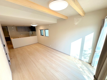  VɌłꂽؗƁAi`J[̃t[OSa܂郊rOԁB쑤̑傫ȑ͎RՂ蒍A؂̂ʂƌa鉸₩ȎԂo܂B