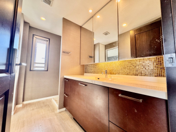  3ʋ̐ʉϑB
ŝ鉺i[Ƌ̎[݂邱ƂŁAeʂ̃Xy[XmۂĂ܂B