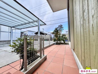  �m�^�C���e���X�n�N�₩�ȐF�����̃e���R�b�^�^�C���B���Ƃ��Ԃ�Ȃ��A�����I�ȃf�U�C���ƂȂ��Ă���܂��B���n�i2026�N1���j�B�e