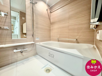  �����ɂ̓x�[�W���n�̃A�N�Z���g�E�H�[�����g�p���A���̐F�͕��a�ƐÎ��A�z�����邽�ߋC����ǂ�������ʂ�����A�����̂��d����Ǝ��ŗ��܂�������������Ƃ��ł��܂��B