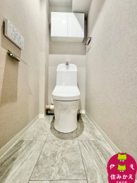  �g�C���͎g������̗ǂ��������֍��t���g�C����ݒu���Ă���܂��B
���[�I�����邽�߁A�g�C���b�g�y�[�p�[�̃X�g�b�N��|����������[���邱�Ƃ��ł��܂��B