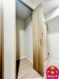  �g�C���̉��ɂ����[�����p�ӂ��Ă���܂��B
�|������␶���Ɠd�����[���Ă������Ƃ��ł��A�������̒�����������Ƃ����邱�Ƃ��ł��܂��B