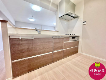  �J�E���^�[�L�b�`���́A��ԂɍL����ƈ�̊��������炷�㎿�ȃf�U�C���B���������Ȃ���Ƒ��Ǝ��R�ɉ�b�����܂�A�z�V��Еt�����X�}�[�g�ŋ@�\�����ӂ��L�b�`���ł��B