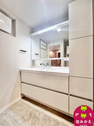  ���ʑ�̓f�U�C������@�\�ʂł��g�����肪�悭�A���ɐl�C�ȎO�ʋ����̗p�B
���[�������Ղ�ŉB������[�ɂȂ��Ă���̂Ő����ȋ�Ԃ����o���邱�Ƃ��ł��܂��B