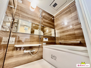 ���� �������S�̂̃C���[�W�ƍ��킹���}�b�g�ŗ��������̂���t���A�N�Z���g�E�H�[���𓋍ڂ��������͗����g�[�����@�\�t���B�N�Ԃ�ʂ��ĉ��K�ɂ��g�p����������悤���݂��Ă���܂��B