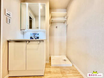 ���ʑ�E���ʏ� �V�����[�w�b�h�t���̐��ʉ��ϑ�́A���C�h�^�C�v�̂��̂�V�݂��Ă���܂��B���i�ɂ͉��s�̂�����[�X�y�[�X��݂��Ă���A���l�����[���\�ł��B