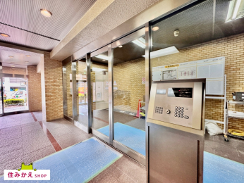  �d�����̂���G���g�����X�͖��邳����������Ɗm�ۂ��Ă���܂��B
�^�N�V�[�̑҂����Ԃ�����ۂȂǂ��J�ɔG��邱�Ƃ̂Ȃ��A�z�e�����C�N�Ȏd�l�ƂȂ��Ă���܂��B