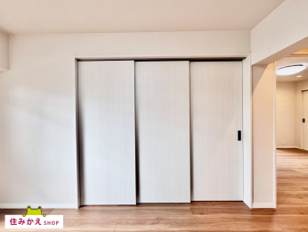  �{�����͊Ԏd�؂����V�݂��Ă���܂��B
LDK���L���m�ۂ��邱�Ƃ��\�Ȃ��߁A
���q����Ƒ��\���ɉ����āA�y�ɍL���Ă����������Ƃ��\�ł������܂��B
���Ќ��n�ɂĂ��̊����������܂��B