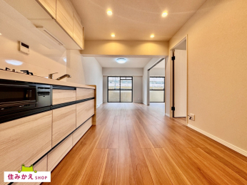  �L�b�`���͖ؖڒ��̃t���[�����O�Ƒ����̗ǂ�
�V�b�N�ȃf�U�C���̍ŐV�V�X�e���L�b�`���𓋍ڂ��Ă���܂��B
�򐅋@�\�t���̃V�����[�w�b�h�𓋍ڂ����g������ǍD�Ȃ��̂ɂȂ�܂��B