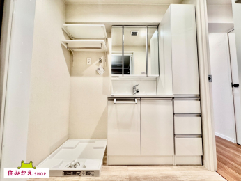  �V�����[�w�b�h�t���̐��ʉ��ϑ�́A
���C�h�^�C�v�̂��̂�V�݂��Ă���܂��B
���i�ɂ͉��s�̂�����[�X�y�[�X��݂��Ă���A
���l�����[���\�ł��B