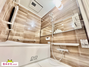  �������S�̂̃C���[�W�ƍ��킹���}�b�g�ŗ��������̂���
�A�N�Z���g�E�H�[���𓋍ڂ��������͗����g�[�����@�\�t���B�N�Ԃ�ʂ��ĉ��K�ɂ��g�p����������悤���݂��Ă���܂��B