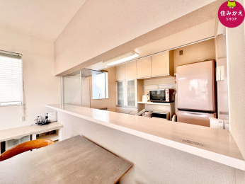  �L�߂ɐ݂���ꂽ�J�E���^�[�́A�z�V��Еt�������₷�����p���o�b�`���B�_�C�j���O������͂������茩����݌v�����͂ł��B