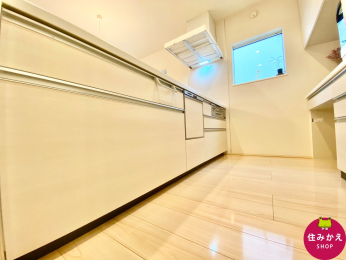  ��ƃX�y�[�X����������m�ۂ��ꂽ�L�b�`���B�H���̔z�V��H����̕Еt�������₷���Ǝ��̎��Ԃ��Z�k�ł��܂��B