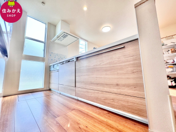  �J�E���^�[�L�b�`���́A��ԂɍL����ƈ�̊��������炷�㎿�ȃf�U�C���B���������Ȃ���Ƒ��Ǝ��R�ɉ�b�����܂�A�z�V��Еt�����X�}�[�g�ŋ@�\�����ӂ��L�b�`���ł��B