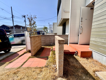  �쑤�ɂ͌�����e���R�b�^�^�C����݂��Ă���܂��B
�N�₩�ȐF�����̃e���R�b�^�^�C���B
���Ƃ��Ԃ�Ȃ��A�����I�ȃf�U�C���ƂȂ��Ă���܂��B