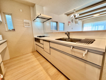  ��ƃX�y�[�X����������m�ۂ��ꂽ�L�b�`���B�H���̔z�V��H����̕Еt�������₷���Ǝ��̎��Ԃ��Z�k�ł��܂��B