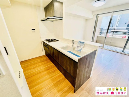 キッチン キッチンは木目調のフローリングと相性の良いシックなデザインの最新システムキッチンを搭載しております。食器洗浄機・浄水機能付きのシャワーヘッドを搭載した使い勝手良好なものになります。